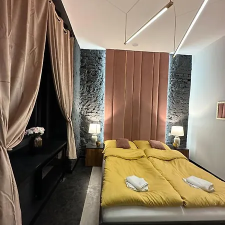Apartment Darkhouse Versace Pink